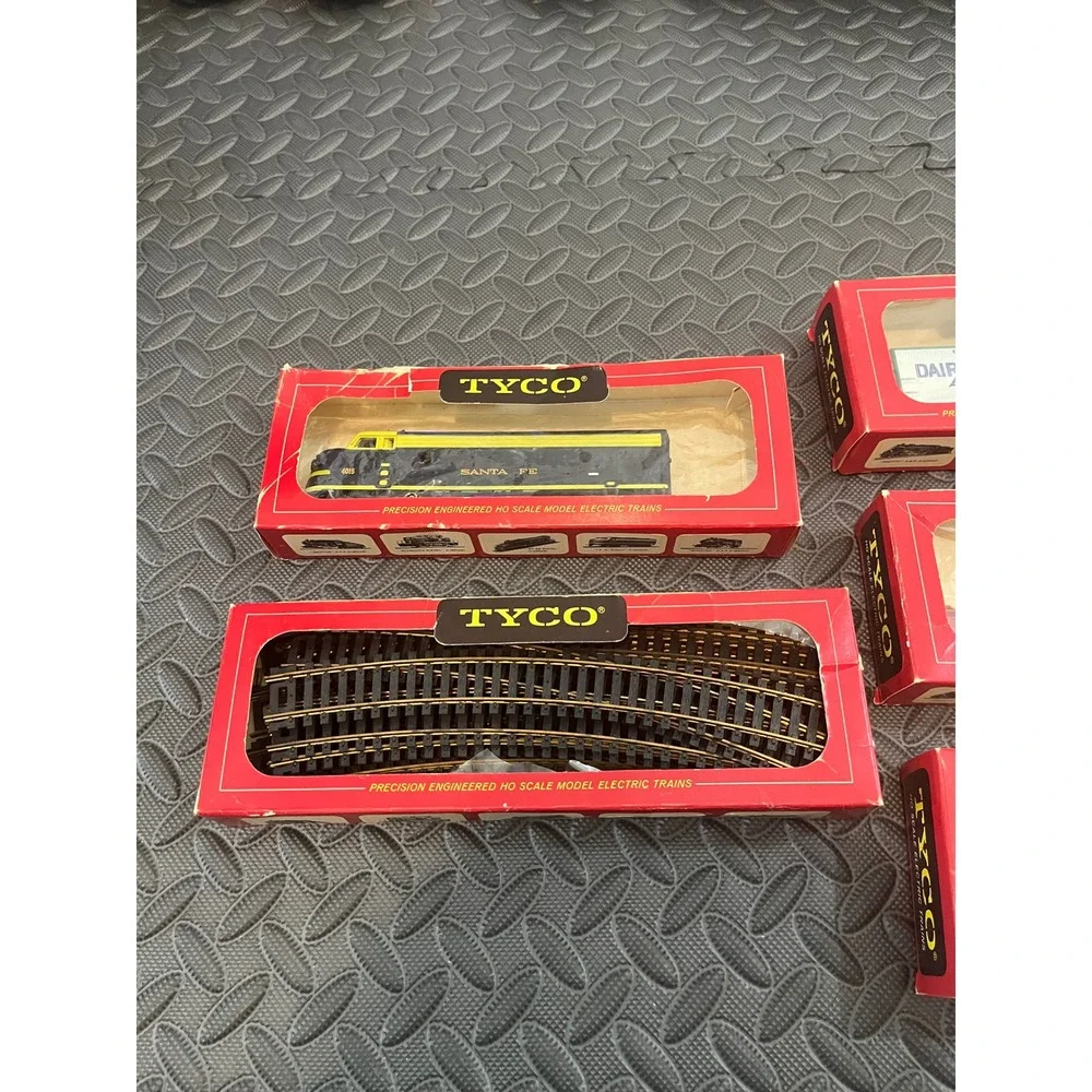 Partial Tyco HO Scale Model Train Set Part Scale Multicolor Vintage Santa Fe Lot